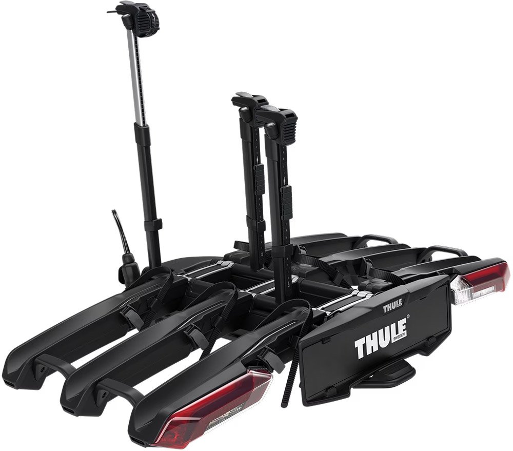 Thule-EPOS-3-Fahrraeder-klappbarer-Fahrradtraeger-1.jpeg Der Thule Epos Fahrradträger ist für alle Arten von Fahrzeugen konzipiert und zeichnet sich durch ein einfaches, unkompliziertes und praktisches Design aus – dank eines innovativen, ausziehbaren Antriebssystems, das es Fahrzeugen ermöglicht, mit einem Minimum an Autonomie zu fahren. Die Fahrradhaltearme bieten zahlreiche Befestigungsmöglichkeiten, denn Du kannst Dein Fahrrad einfach an jeder beliebigen Stelle am Rahmen oder Hinterrad befestigen. So können Sie bis zu drei Fahrräder in beliebiger Reihenfolge auf- und abladen. Für alle Arten von Geräten und Formen, von E-Bikes, Mountainbikes, Gravelbikes und einfachen E-Bikes bis hin zu E-Bikes und E-Bikes.